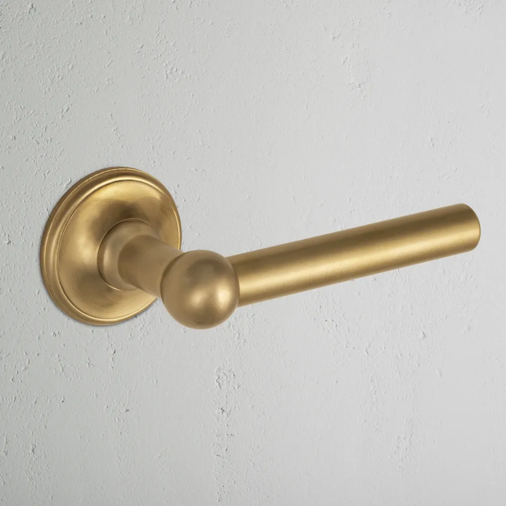 Harper Manilla fija para puerta (escandinava) – Latón antiguo
