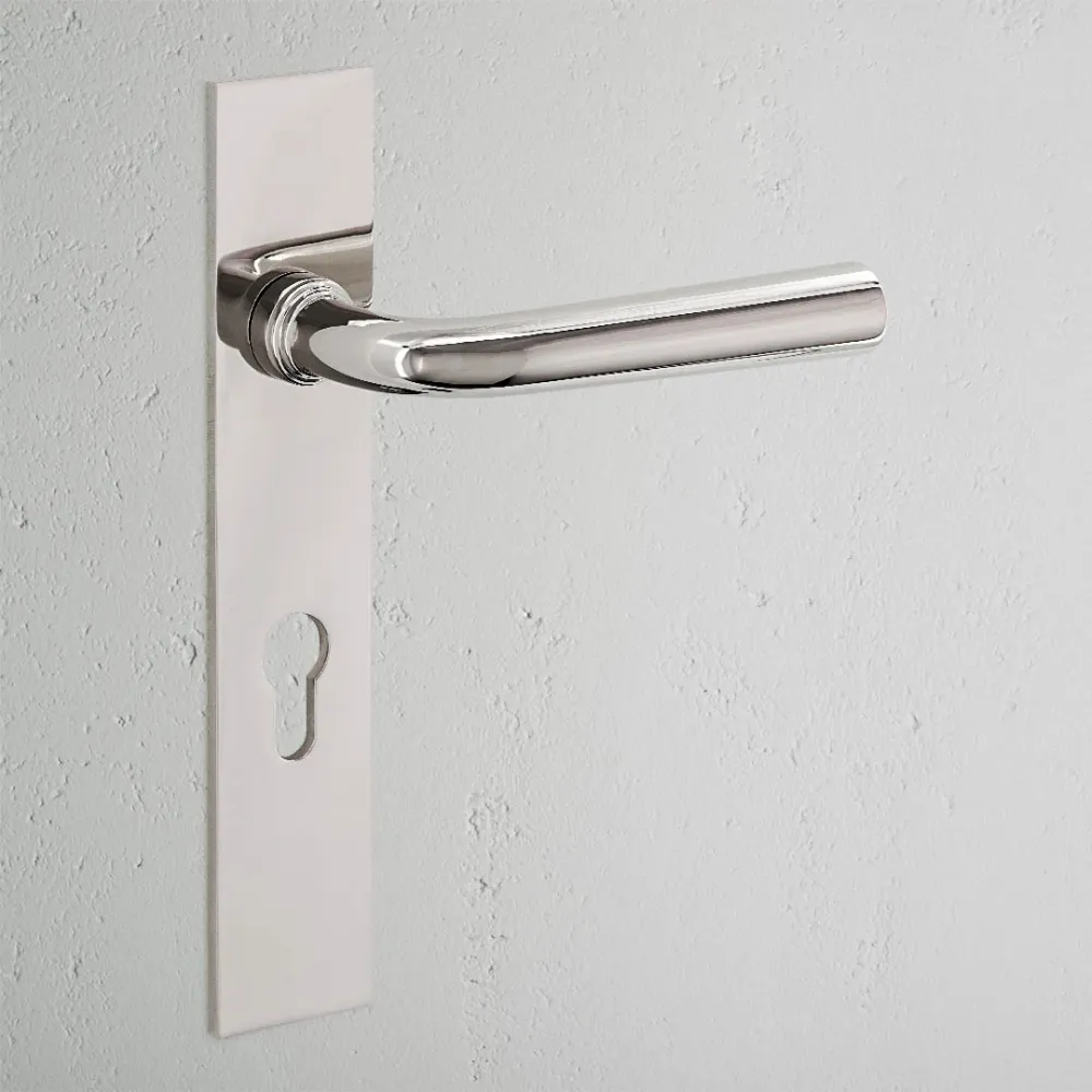 Manilla para puertas Apsley con placa larga (con muelle) y cerradura europea - Níquel pulido