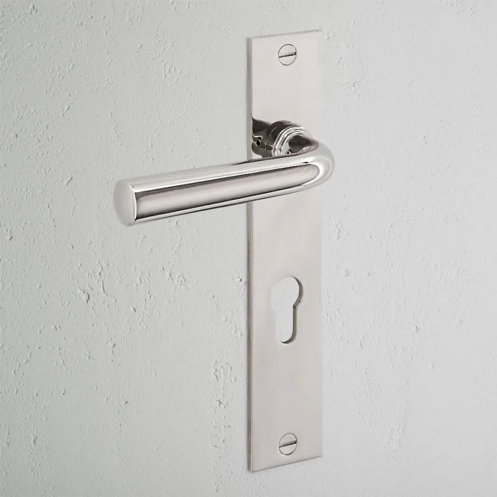 Manilla para puertas Apsley con placa larga (con muelle) y cerradura europea - Níquel pulido