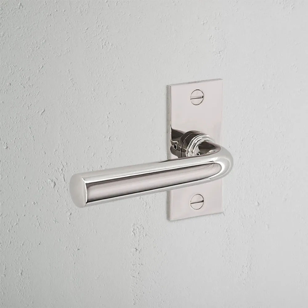 Manilla para puertas Apsley con placa corta (fija) - Níquel pulido