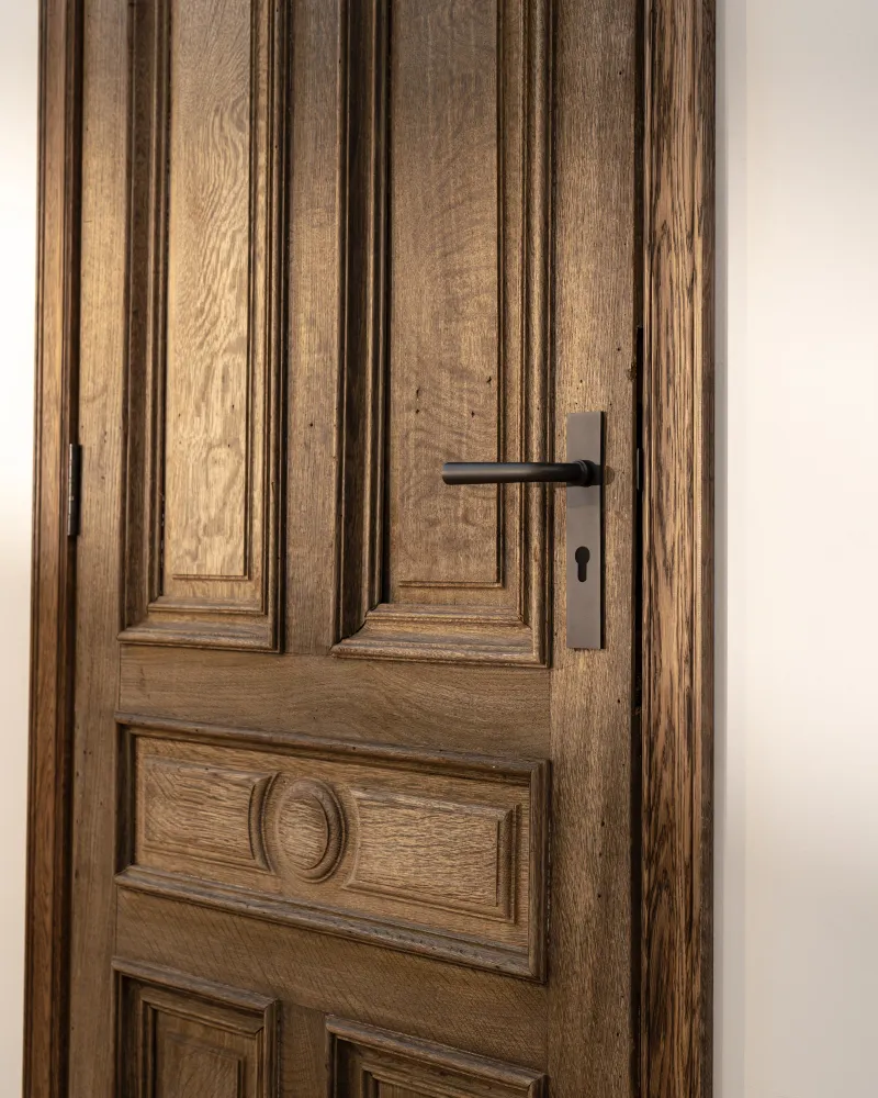 Manilla para puertas Apsley con placa larga (con muelle) y cerradura europea - Bronce