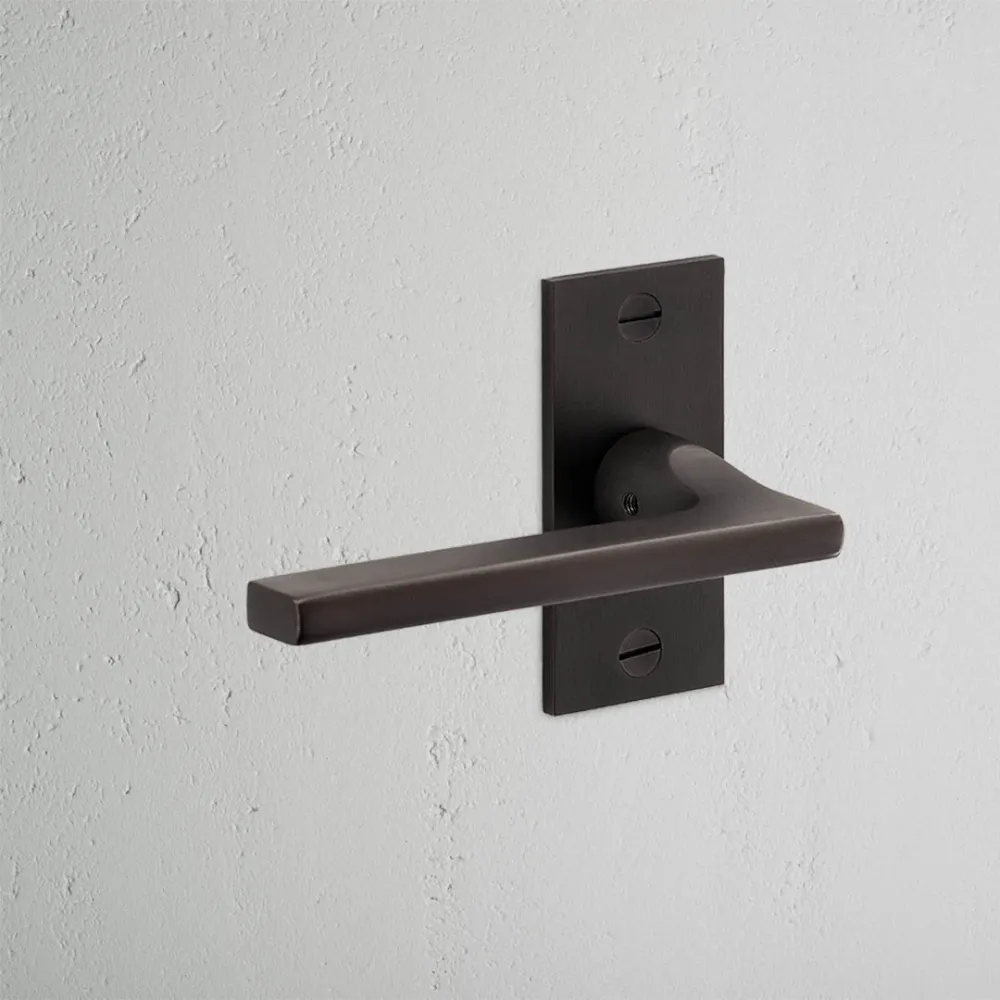 Manilla para puertas Clayton con placa corta (con muelle) - Bronce