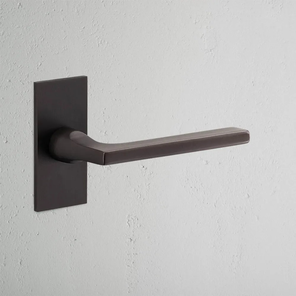 Manilla para puertas Clayton con placa corta (sin muelle) - Bronce