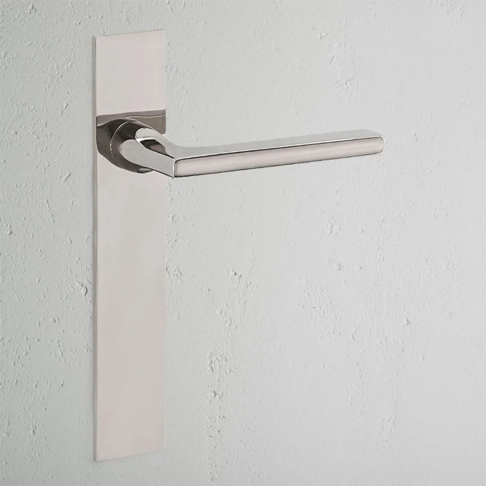 Manilla para puertas Clayton con placa larga (con muelle) y cerradura europea - Níquel pulido