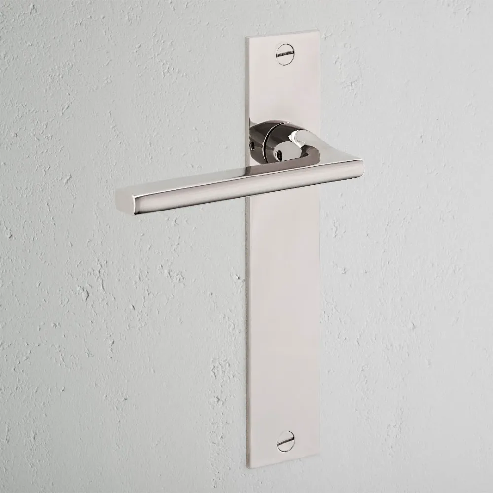 Manilla para puertas Clayton con placa larga (con muelle) y cerradura europea - Níquel pulido