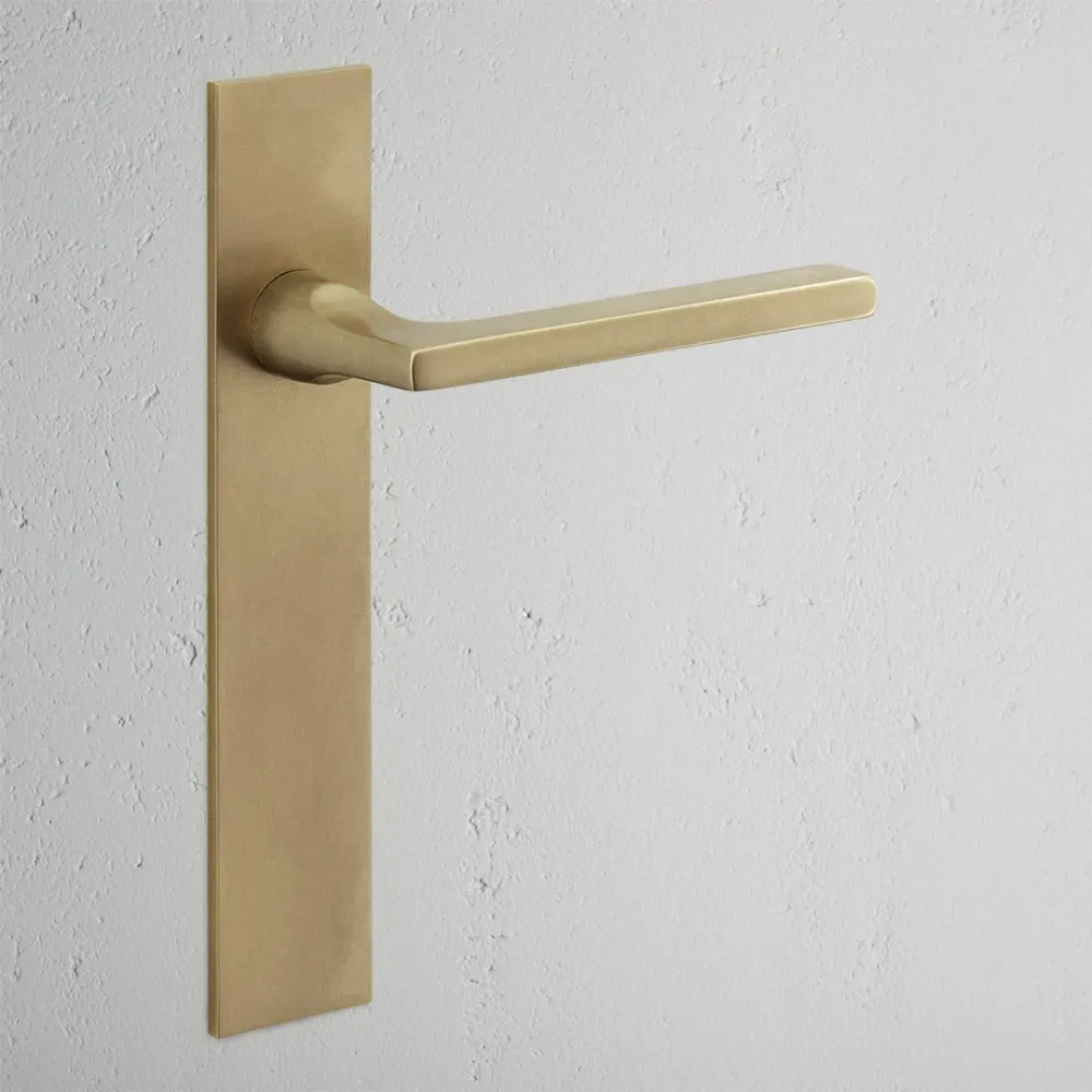 Manilla para puertas Clayton con placa larga (sin muelle) - Latón antiguo