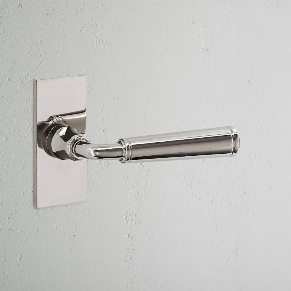 Manilla para puertas Digby con placa corta (con muelle) - Níquel pulido