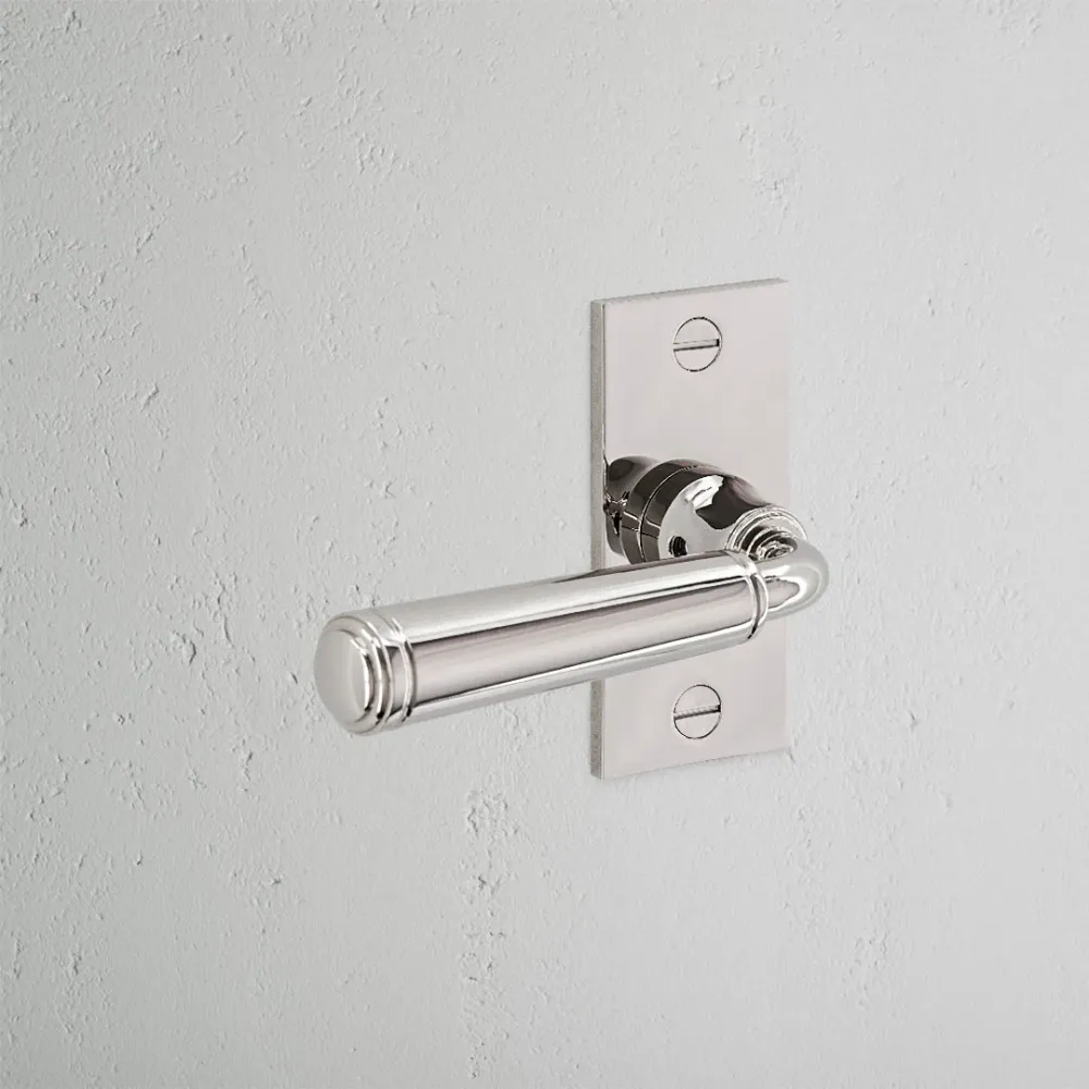 Manilla para puertas Digby con placa corta (con muelle) - Níquel pulido