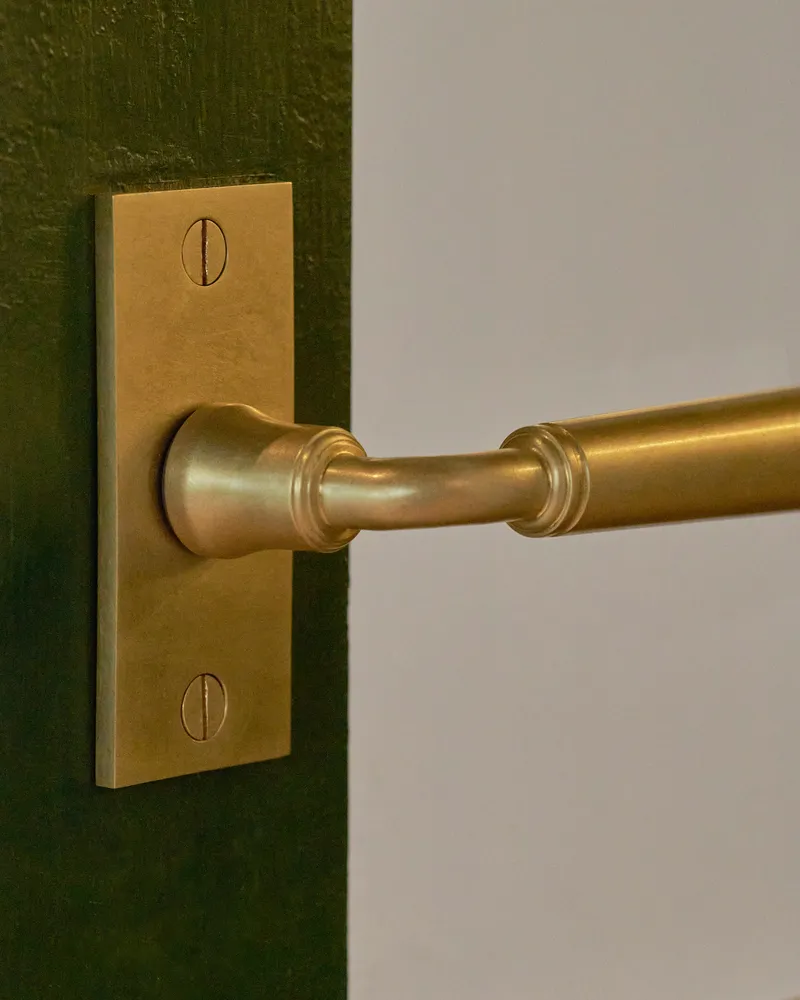 Manilla para puertas Digby con placa corta (con muelle) - Latón antiguo