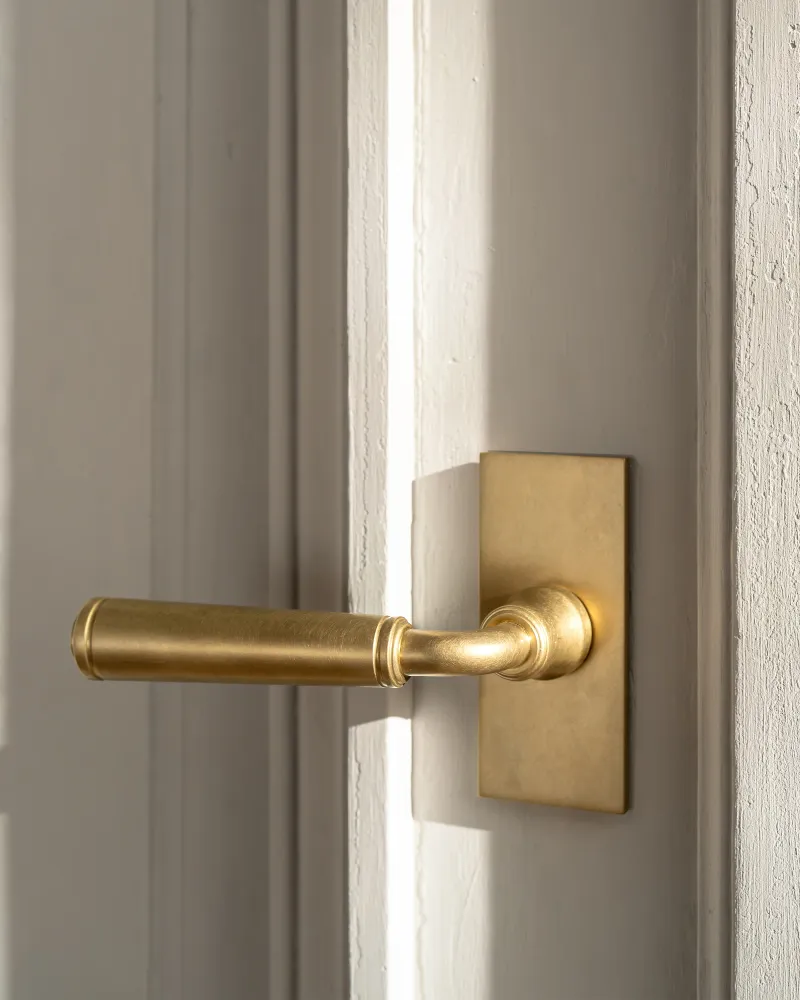 Manilla para puertas Digby con placa corta (con muelle) - Latón antiguo