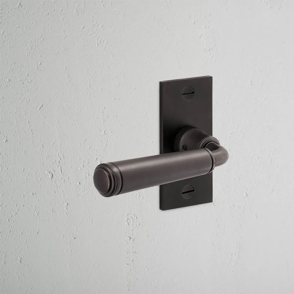 Manilla para puertas Digby con placa corta (fija) - Bronce
