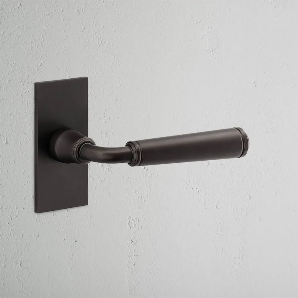 Manilla para puertas Digby con placa corta (fija) - Bronce