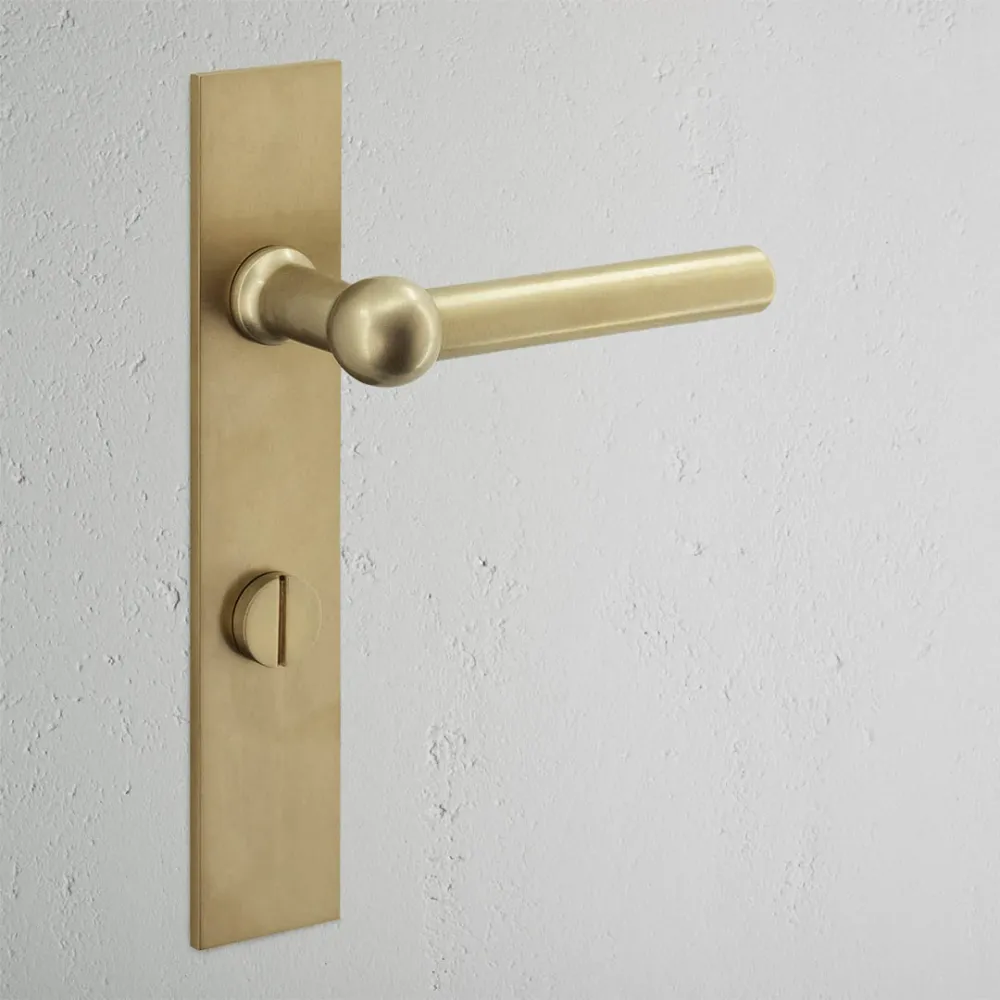Manilla para puertas Harper con placa larga (con muelle) y condena - Latón antiguo