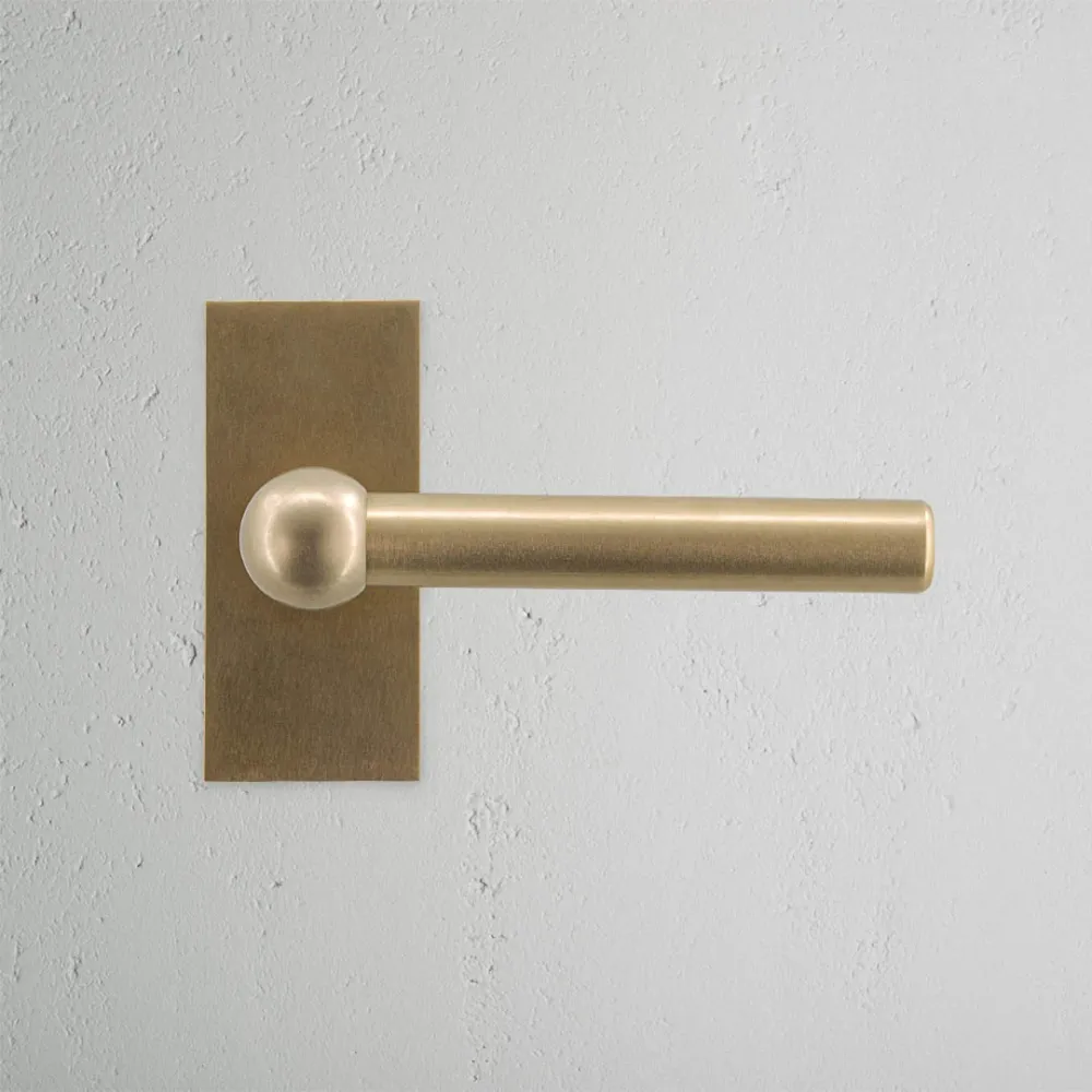 Manilla para puertas Harper con placa corta (fija) - Latón antiguo