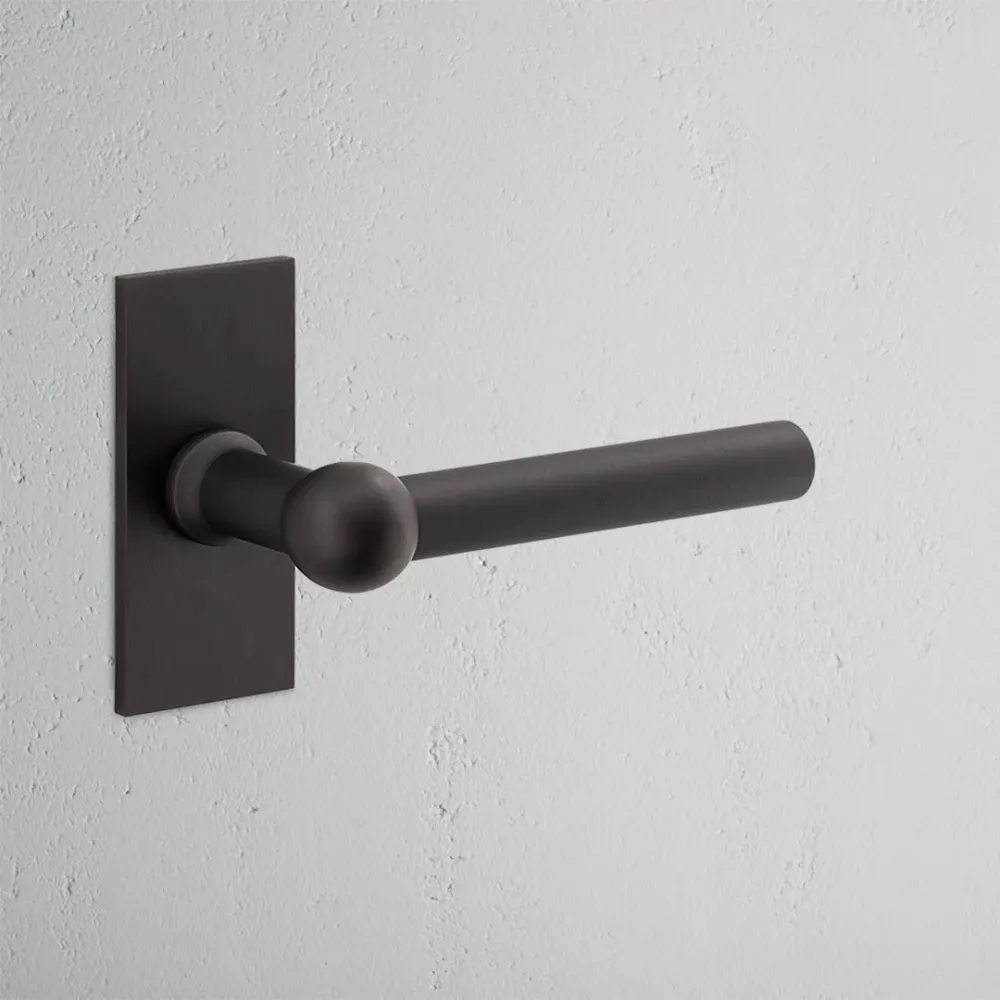 Manilla para puertas Harper con placa corta (con muelle) - Bronce