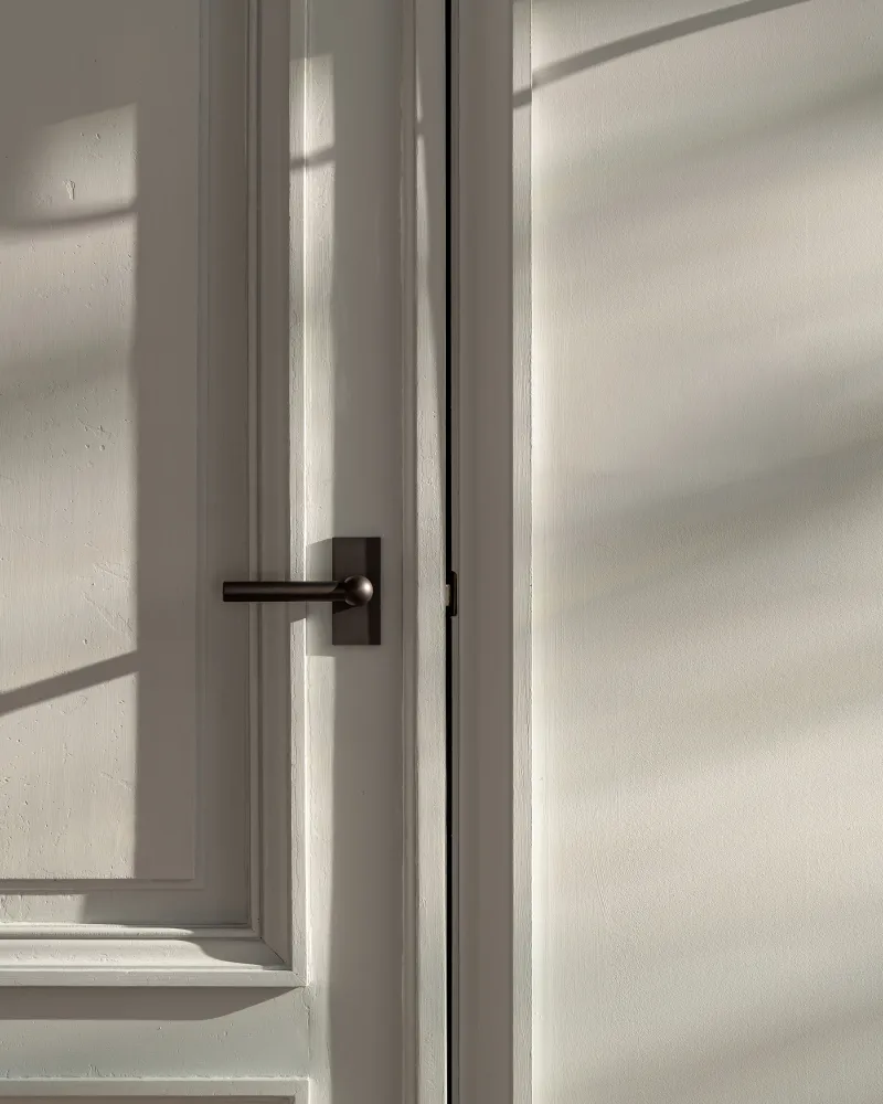 Manilla para puertas Harper con placa corta (con muelle) - Bronce