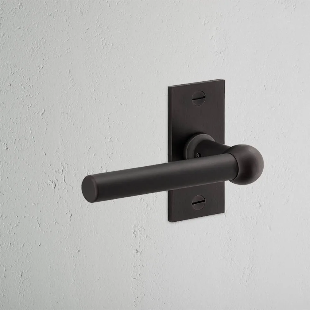 Manilla para puertas Harper con placa corta (con muelle) - Bronce