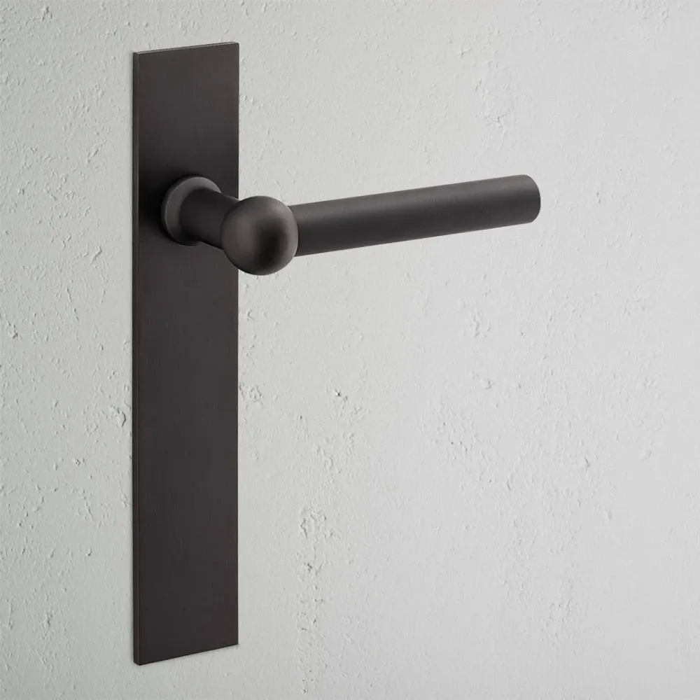 Manilla para puertas Harper con placa larga (con muelle) - Bronce