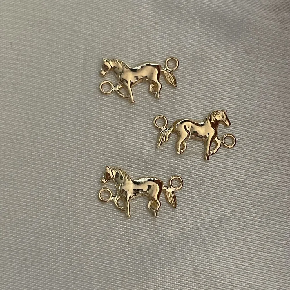 Herraje Caballo 0.9gr Silueta Oro Amarillo Medellin