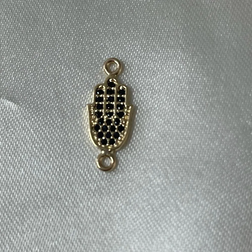 Herraje Mano Hamsa 0.95gr Oro Amarillo Circones Negros Oro Nacional