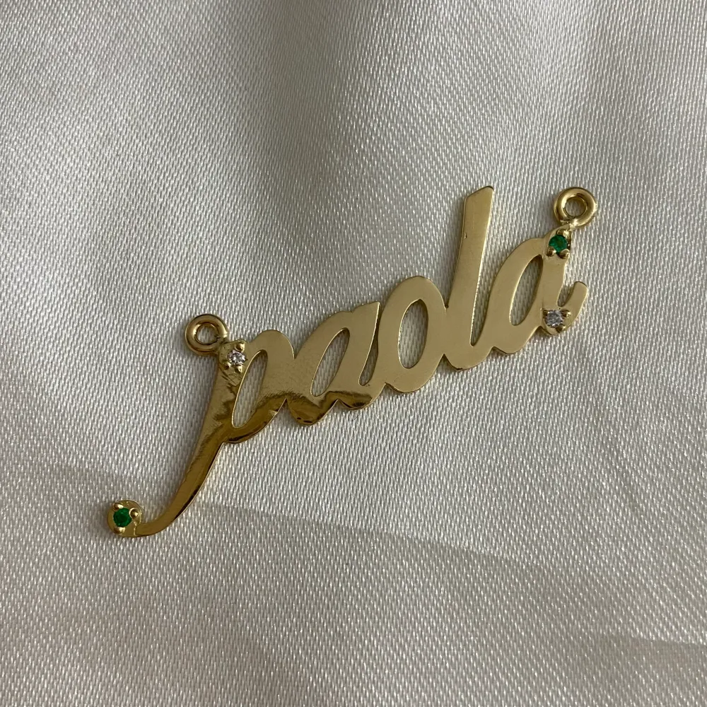 Herraje Nombre Paola 4.9gr 4pts Diamantes 4pts Esmeralda Oro Amarillo Oro Nacional