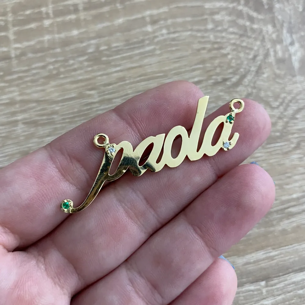 Herraje Nombre Paola 4.9gr 4pts Diamantes 4pts Esmeralda Oro Amarillo Oro Nacional