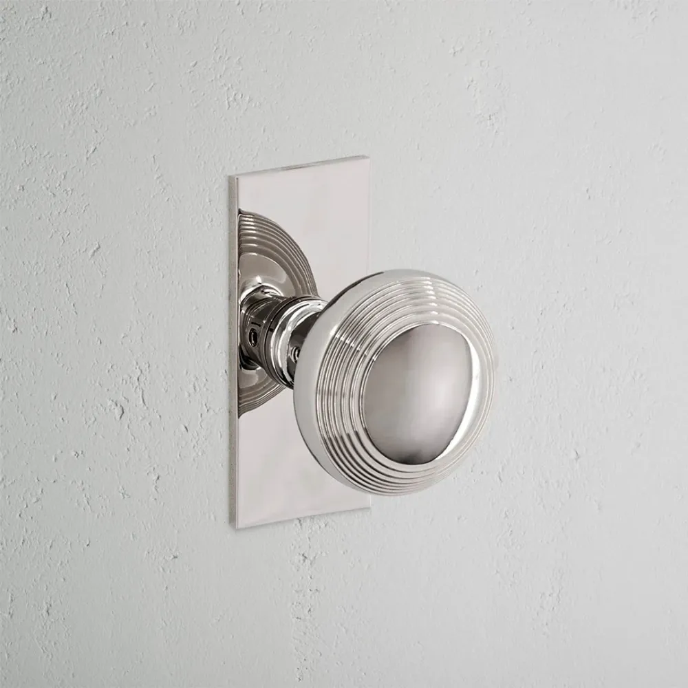 Pomo para puertas Poplar con placa corta (fijo) - Níquel pulido