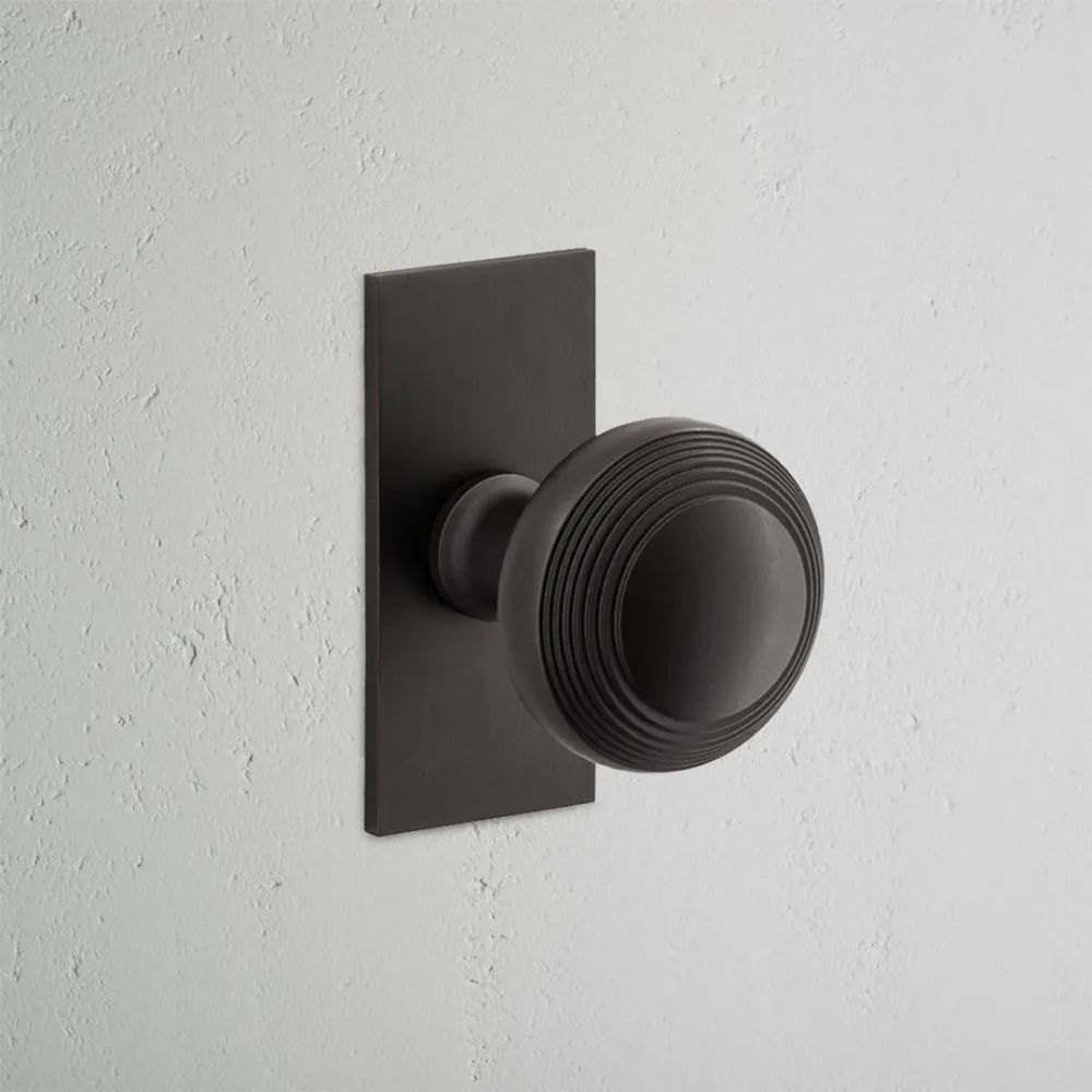 Pomo para puertas Poplar con placa corta (sin muelle) - Bronce