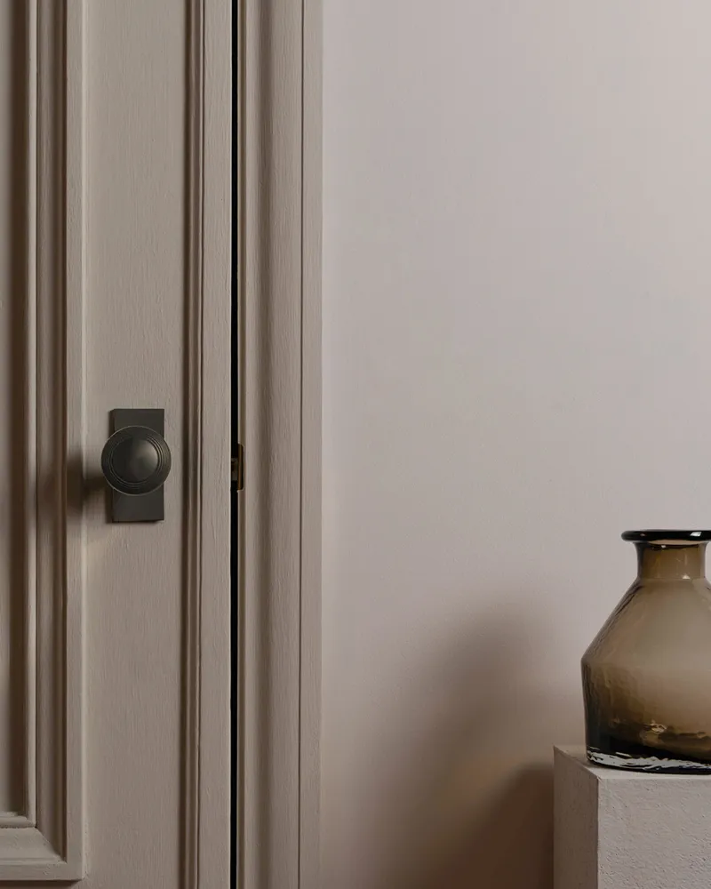 Pomo para puertas Poplar con placa corta (fijo) - Bronce