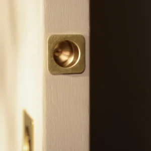 Tirador embutido de bordes para puertas Regent - Latón antiguo