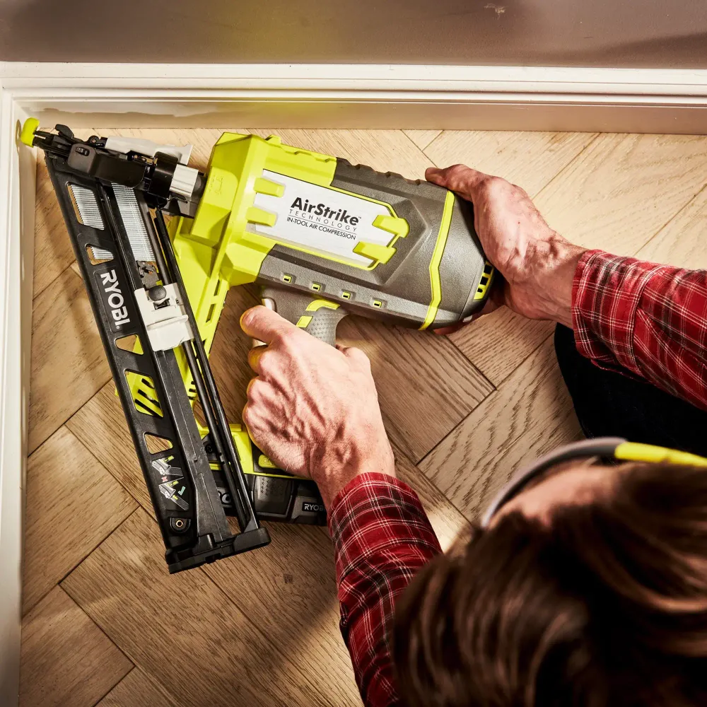 Fabricante de clavos Ryobi R15GN18-0 18 V