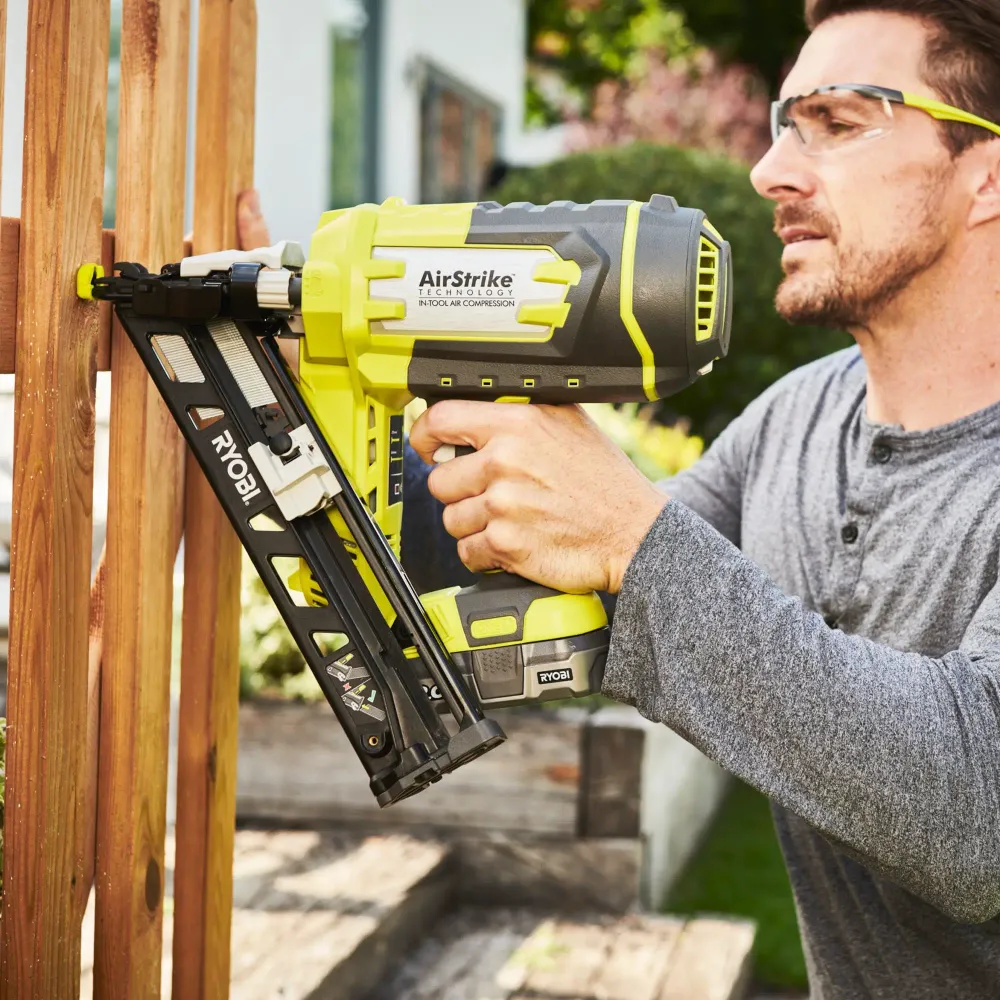 Fabricante de clavos Ryobi R15GN18-0 18 V