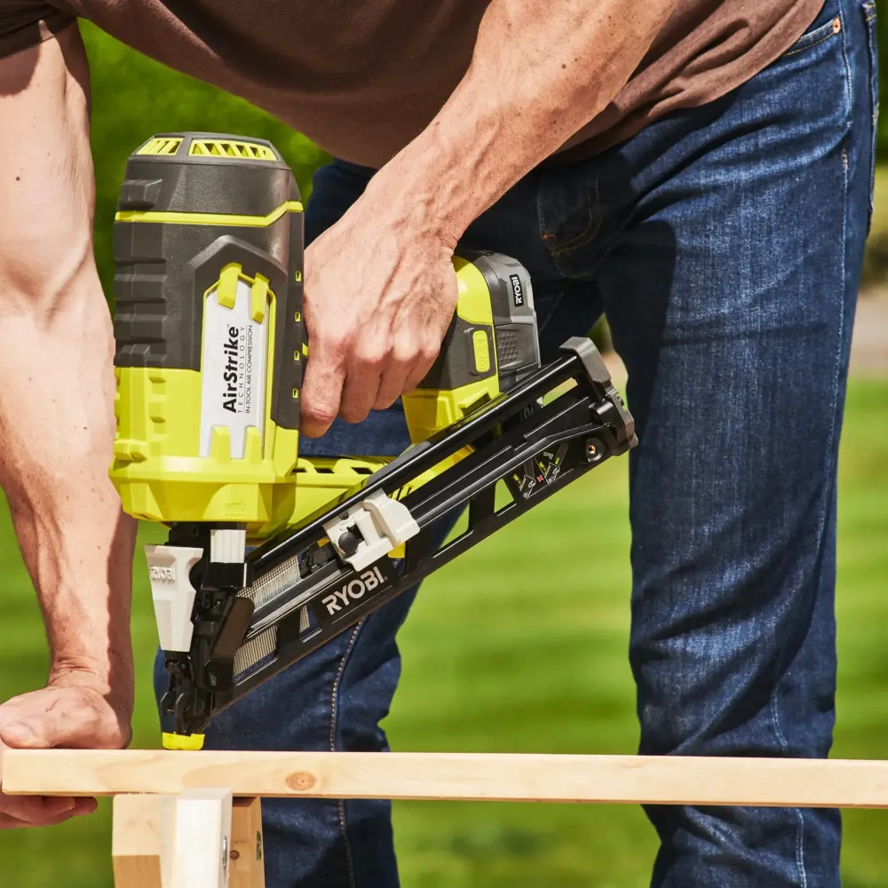 Fabricante de clavos Ryobi R15GN18-0 18 V