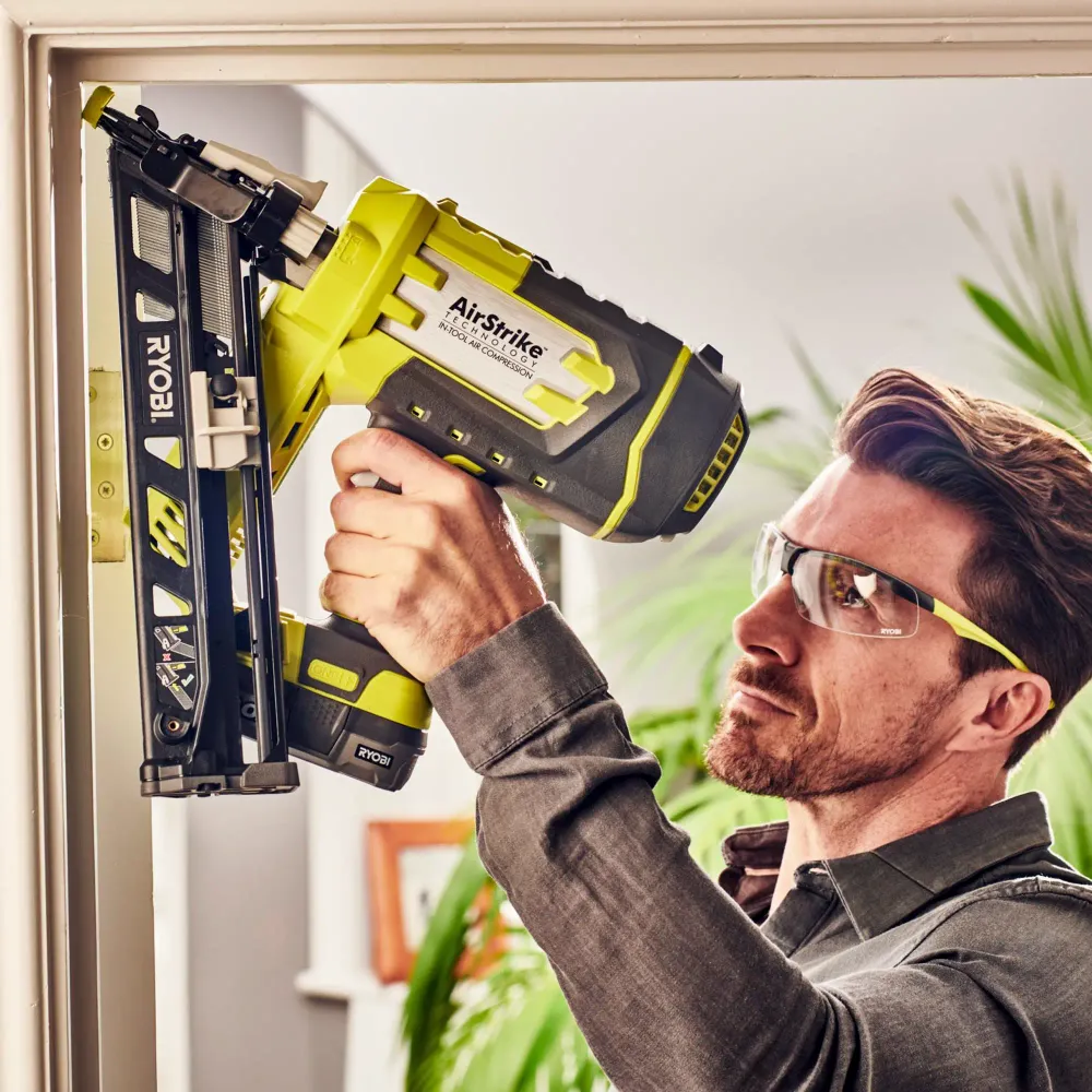 Fabricante de clavos Ryobi R15GN18-0 18 V